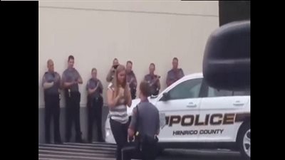 بالفيديو.. شرطي يطلب يد حبيبته للزواج: 