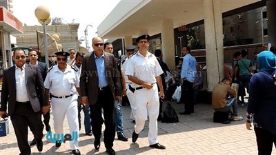 بالصور.. مدير شرطة النقل يتفقد الخدمات الأمنية بمحطات المترو 