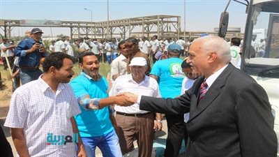 بالصور.. محافظ السويس يتفقد حملة فعاليات 