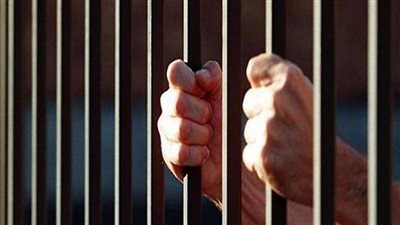 السجن 10 سنوات لأب ونجله متهمين بقتل شاب في الوراق