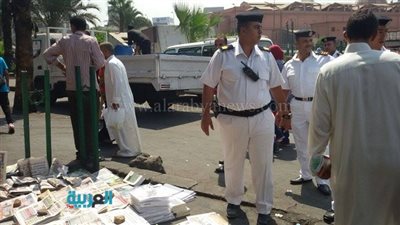 بالصور.. حملة لإزالة الإشغالات بوسط البلد وكورنيش النيل 