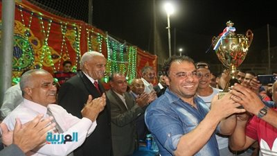 بالصور.. محافظ السويس يسلم فريق 