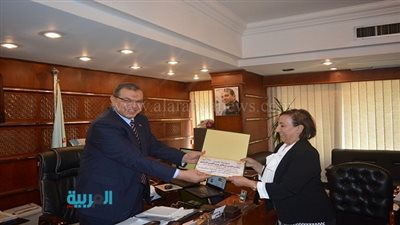 بالصور.. وزير القوى العاملة يكرم 7 موظفين محالين للمعاش 