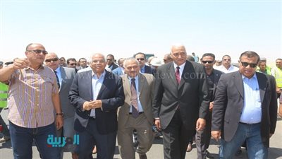 بالصور.. جولة وزير النقل بمنطقة القناة.. افتتاح طريق 