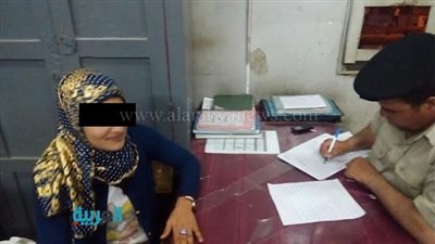 شاهد.. فتاة هاربة من أسرتها بمحطة سكك حديد المنيا 