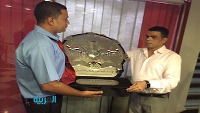 بالصور.. الأهلي يتسلم درع الدوري الجديد من اتحاد الكرة 
