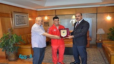 رئيس جامعة الفيوم يكرم بطل الأولمبياد في رفع الأثقال