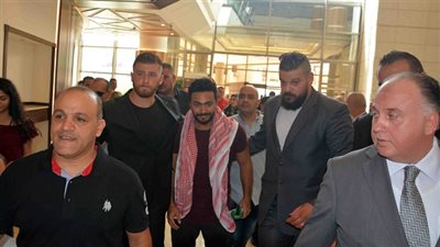 بالصور.. استقبال حافل لتامر حسني في مطار الملكة علياء بالأردن