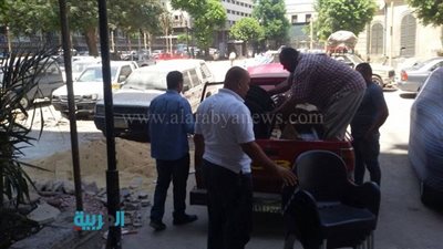 بالصور.. رفع إشغالات الطرق بشارعي رمسيس وطلعت حرب 