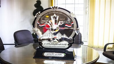 تسليم مكافأة فوز الأهلي بالدوري في حفل الشركة الراعية