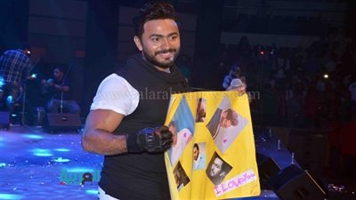 بالصور.. تامر حسني يحتفل بعيد ميلاده في حفل الأردن