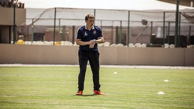 مايكل ليندمان يجمع متعلقاته من الأهلي 