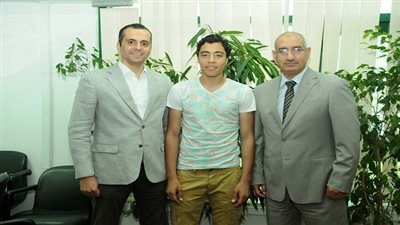 أكرم توفيق يوقع للأهلي رسميًا 