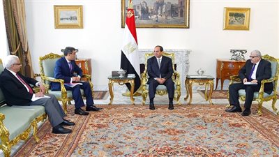 السيسي لرؤساء الصحف القومية: لم استأذن أحدًا في قرارتنا حينما كنت وزيرًا للدفاع.. لا أحد يملي علينا شيئًا.. مباحثات سد النهضة تسير بشكل مطمئن.. لا توجد قوات مصرية بأي بلد