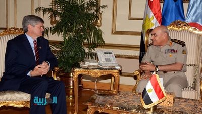 بالصور... صدقي صبحي  يلتقي عضو لجنة اعتمادات العمليات الخارجية بمجلس النواب الأمريكي