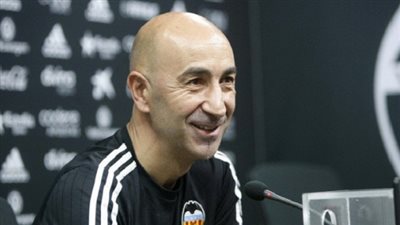 المدير الفني لفالنسيا: موستافي والكاسير لن يرحلا