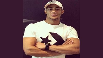 محمد رمضان يوقع عقد 