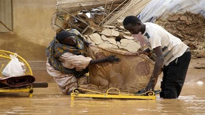 والي سوداني يترك بلدته غارقة في السيول ويستمتع بإجازته الصيفية