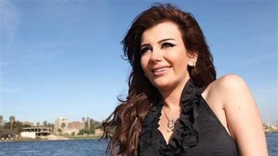 زوجة عماد متعب تثير غضب جمهور الأهلي.. شاهد تصرفها