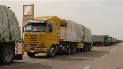 عبور 95 شاحنة لليبيا عبر منفذ السلوم البري