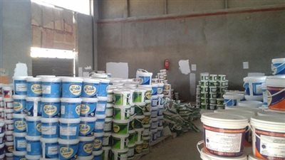 ضبط 38 طن بويات مجهولة المصدر داخل مصنع بالخانكة 