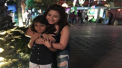 بالصور.. بوسي وابنها في الساحل الشمالي