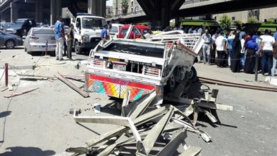 بالصور.. وفاة سائق وإصابة آخر إثر سقوط سيارة من أعلى كوبري أكتوبر