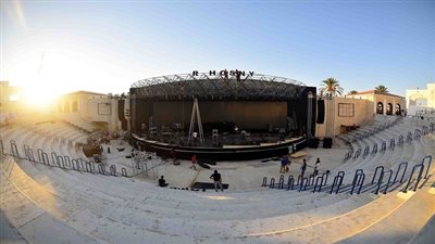 مسرح حفل تامر حسني اليوم بـ