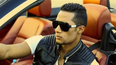 بالفيديو.. جمهور محمد رمضان يلتف حول سيارته الـ