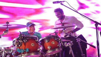 بالصور.. شريف منير عازف درامز في بروفة حفل تامر حسني