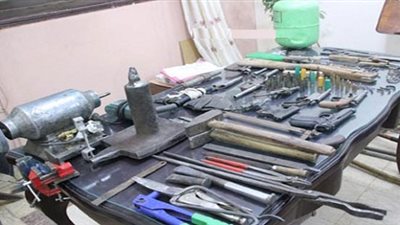 ضبط ورشة لتصنيع الأسلحة يديرها عاطل بالأميرية 