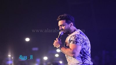 بالفيديو.. الجمهور ينتظر تامر حسني داخل حفل 