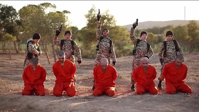 بالصور.. أطفال داعش يعدمون الأسرى في سوريا
