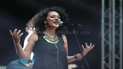 بالصور.. دينا الوديدي تشعل حديقة الحرية بالتحرير