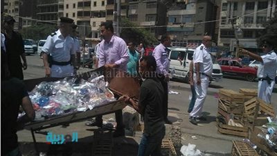 بالصور.. حملة مكبرة لرفع الإشغالات بحي النزهة