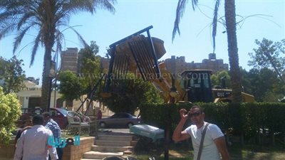 بالصور.. إغلاق وتشميع محلات مخالفة بحي المقطم