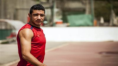 فحوصات طبية لمدافع الأهلي بعد خضوعه لجراحة بالغضروف