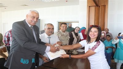 بالصور.. محافظ السويس يكرم أوائل الأزهر وأبطال 