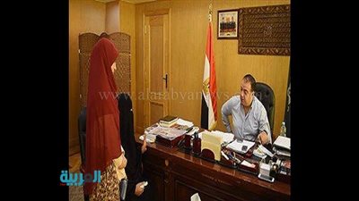 بالصور.. محافظ الفيوم يستقبل والدة الشهيد مجند عبد الرحمن شعبان