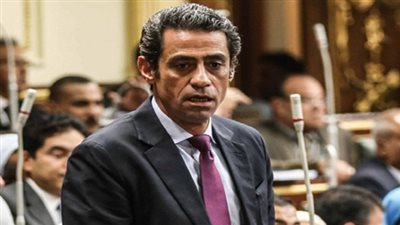 النائب الذي يرتدي 