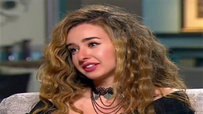 هنا الزاهد تتلقى هدايا من جمهورها