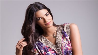 تارا عماد مع منى الشاذلي في برنامج 