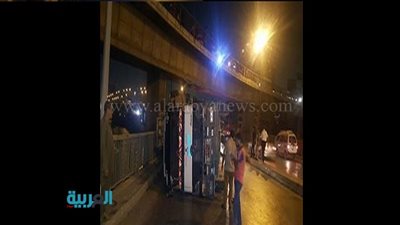 بالصور.. انقلاب سيارة نقل أعلى كوبري الساحل يتسبب في شلل مروري