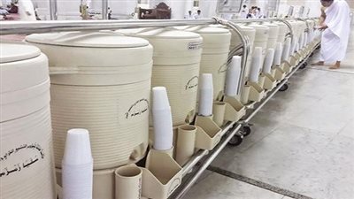 فيه شفاء للمرضى.. ماء زمزم يروي حجاج بيت الله في البقعة المباركة