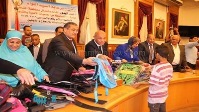 القائم بأعمال محافظ القاهرة يوزع 100 ألف شنطة مدرسية لغير القادرين.. ويؤكد: 500 حقيبة لحي الاسمرات.. ورئيس 