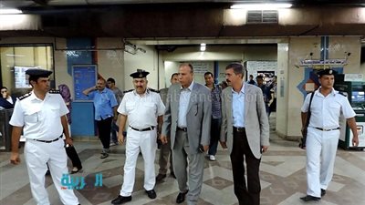 بالصور.. مدير شرطة النقل يفاجئ الخدمات الأمنية بمحطات المترو 