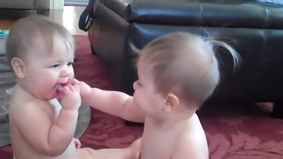 شاهد ماذا فعل التوأم 