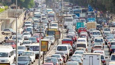 تكدس مروري بسبب انقلاب مقطورة بشارع البحر الأعظم بالجيزة