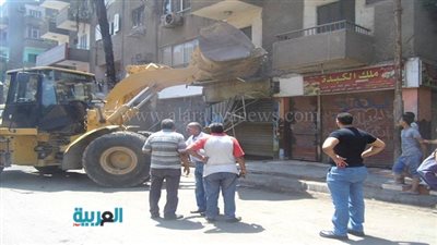 بالصور.. حملة لإزالة المحلات المخالفة بحي البساتين 