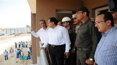 بالصور.. وزير الإسكان يتفقد مشروعات 